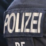 Totales Verkehrsunfallfoto: Polizei-Archiv zeigt Einsatzfahrzeug nahe Trümmern und Sperrung der Bollener Landstraße in Achim.