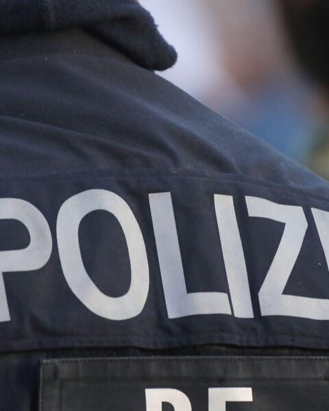 Polizeifoto (Archiv): Sichern einer Unfallstelle nach tödlichem Verkehrsunfall mit überschlagenem Cabriolet.