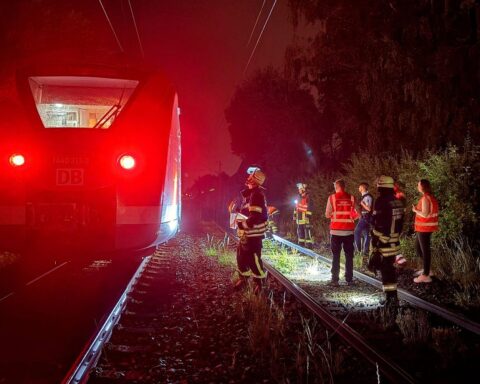S-Bahn kollidiert in Dortmund mit umgestürztem Baum; Feuerwehr leuchtet und evakuiert Fahrgäste.