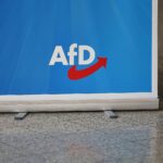 AfD-Logo im Archiv: Wahlkampfhelfer findet Sabotage-Schaden am Auto, drei Radmuttern fehlen.