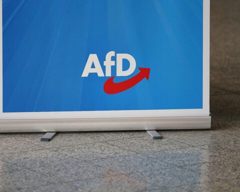 AfD-Logo im Archiv: Wahlkampfhelfer findet Sabotage-Schaden am Auto, drei Radmuttern fehlen.