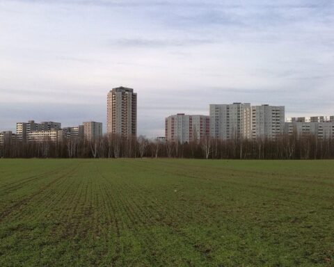 Hochhaussiedlung Gropiusstadt in Berlin-Neukölln: Gentrifizierung, steigende Warmmieten und Belastung ärmerer Familien.
