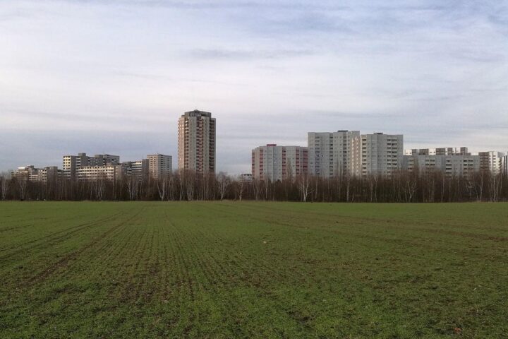 Hochhaussiedlung Gropiusstadt in Berlin-Neukölln: Gentrifizierung, steigende Warmmieten und Belastung ärmerer Familien.
