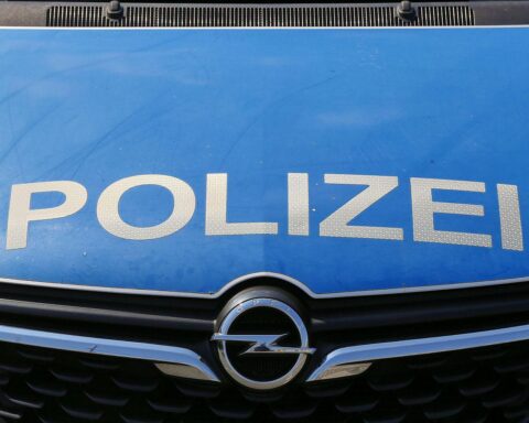 Zwei kollidierte Pkw auf der B294 bei Wolfach; Polizei und Rettungskräfte im Einsatz.