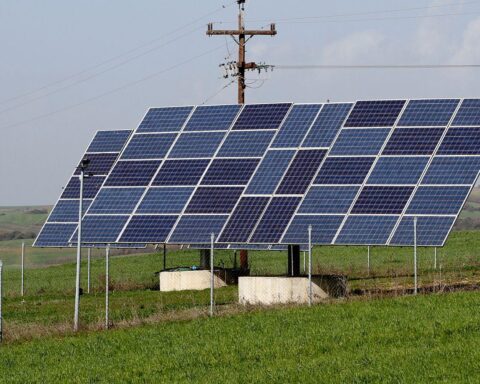Eine Solaranlage im Bild; daneben Hinweise auf stabile Stromversorgung trotz Trockenheit und Niedrigwasser.