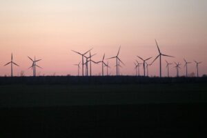 Windräder im Archiv zeigen, Studie: erneuerbare stabilisieren Strompreise in Energiekrisen.