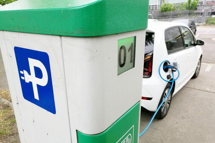 E-Auto-Ladestation (Archiv) vor dem Hintergrund europäischer Batterieindustrie und fehlender Markt-Impulse.