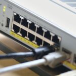 Ein Netzwerk-Patchpanel im Cyberraum, symbolisch für KI-beschleunigte Angriffe und Verteidigung.