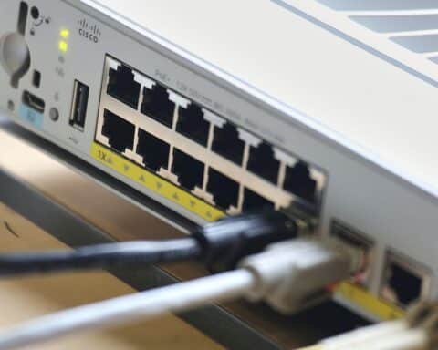 Ein Netzwerk-Patchpanel im Cyberraum, symbolisch für KI-beschleunigte Angriffe und Verteidigung.