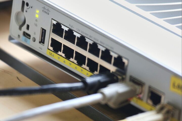 Ein Netzwerk-Patchpanel im Cyberraum, symbolisch für KI-beschleunigte Angriffe und Verteidigung.