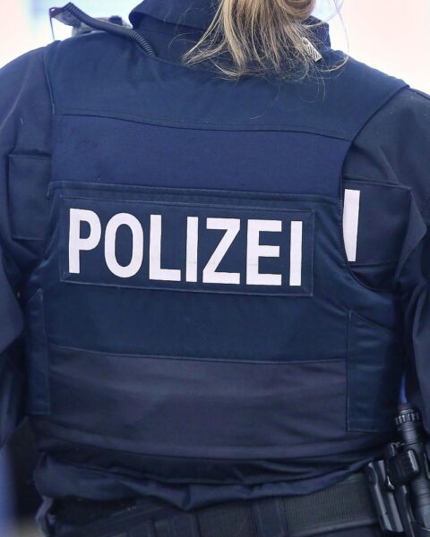 Polizei-Foto (Archiv): Verkehrsunfall bei Ravenstein, Pkw außer Kontrolle, Beifahrer tödlich verletzt.