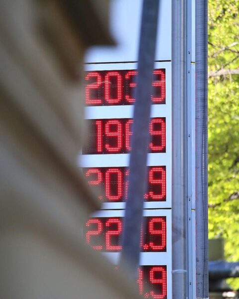 Eine Tankstelle im Archiv: Super E10 günstiger, Diesel teurer – Blick auf Zapfsäulen.