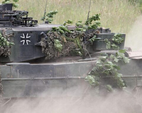 Bundeswehr-Panzer „Leopard 2“ vor Hintergrund, während über den möglichen Staatskauf des Panzerherstellers KNDS verhandelt wird.