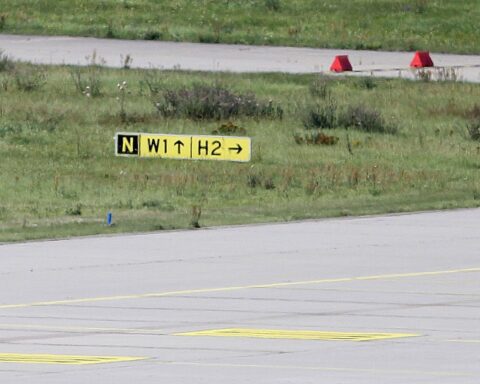 Flughafen-Start- und Landebahn im Archiv: Drohnenvorfall mit möglichem Sprengsatz und Entschärfungsroboter.