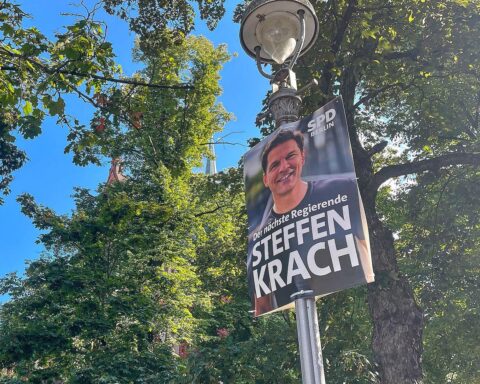 Wahlplakat zur Berliner Abgeordnetenhauswahl mit Hinweis auf SPD-Kandidat Steffen Krach.