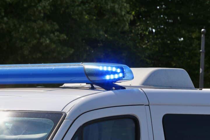 Polizei-Archivfoto: Bahnübergang in München, fastes Zusammenstoßereignis bei geschlossenen Schranken.