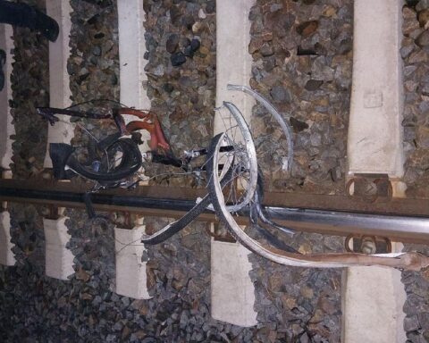 Zertrümmertes Fahrrad auf Bahngleisen in Hopfgarten, nach Kollision mit Regionalzug (Archivfoto der Polizei).