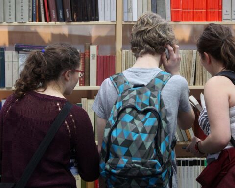 Jugendliche Leser vor politischer Bildung: BPB setzt künftig Schwerpunkte für Sicherheit, Resilienz und Zusammenhalt.