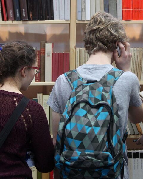 Jugendliche Leser vor politischer Bildung: BPB setzt künftig Schwerpunkte für Sicherheit, Resilienz und Zusammenhalt.
