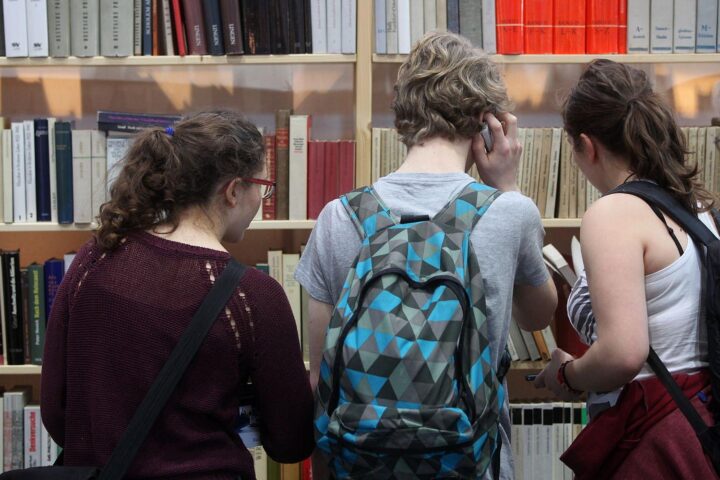 Jugendliche Leser vor politischer Bildung: BPB setzt künftig Schwerpunkte für Sicherheit, Resilienz und Zusammenhalt.