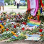 Trauernde Menschen und Gedenken nach islamistischem Anschlag beim Berliner CSD, Forderung nach Reform des Vereinsgesetzes.