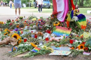 Trauernde Menschen und Gedenken nach islamistischem Anschlag beim Berliner CSD, Forderung nach Reform des Vereinsgesetzes.