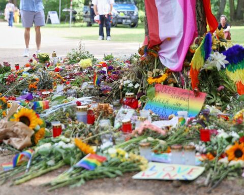 Trauernde Menschen und Gedenken nach islamistischem Anschlag beim Berliner CSD, Forderung nach Reform des Vereinsgesetzes.
