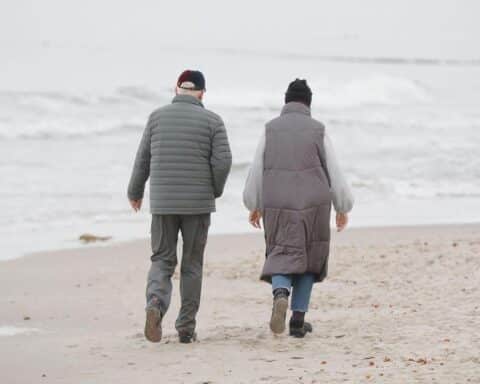 CDU-Rentendebatte: Strandfoto (Archiv) symbolisiert Streit über schwarz-rote Reformpläne und Renten nach 45 Jahren.