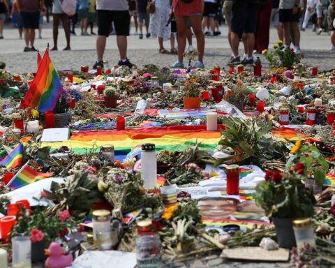 Trauernde Menschen am CSD Berlin nach dem Anschlag am 31.07.2026, dazu Bundesinnenminister Alexander Dobrindt.