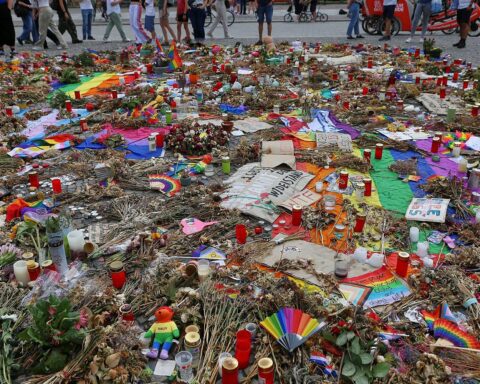 Trauernde Menschen nach CSD-Anschlag in Berlin, Bericht über unaufgeklärte Tatwaffe und verschollenes Handy.
