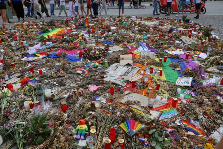 Trauernde Menschen nach CSD-Anschlag in Berlin, Bericht über unaufgeklärte Tatwaffe und verschollenes Handy.
