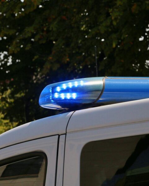 Polizisten am Einsatzort: entdeckte Indoor-Cannabisplantage in einem leerstehenden Gebäude in Hemeringen, Hessen.
