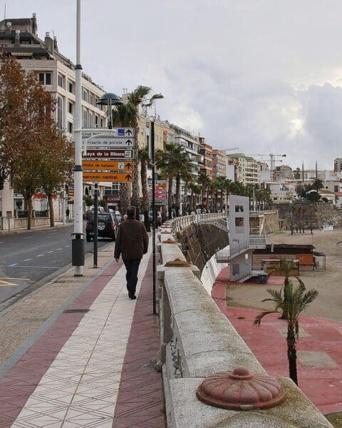 EU-Innenminister beraten Solidarität mit Spanien, im Hintergrund Ceuta: Migranten-Ankunft und Grenzschutz.