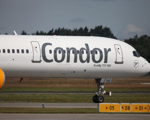 Peter Gerber (Condor) am Flughafen, Condor-Maschine im Hintergrund; er erwartet keine sinkenden Ticketpreise.