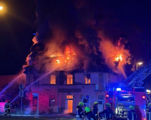Feuerwehr im Einsatz bei Gebäudebrand: Dachstuhl eines Mehrfamilienhauses in Pratau vollständig ausgebrannt.