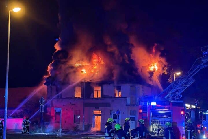 Feuerwehr im Einsatz bei Gebäudebrand: Dachstuhl eines Mehrfamilienhauses in Pratau vollständig ausgebrannt.