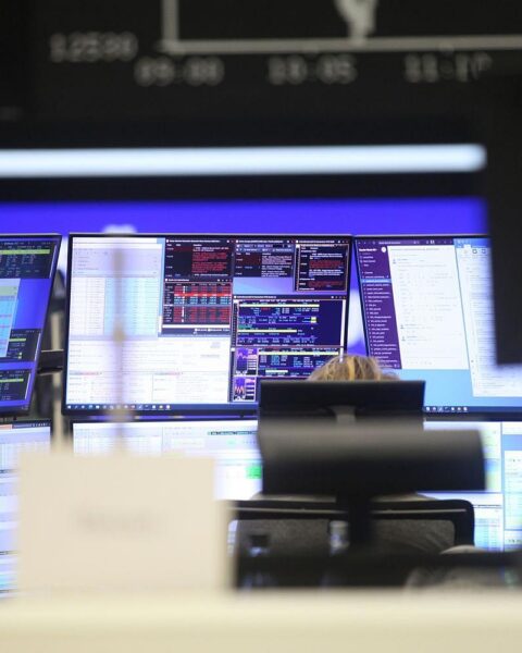Frankfurter Börse: Dax pendelt nach Rekordjagd um 26.200 Punkte, während Aktien und Währungen schwanken.