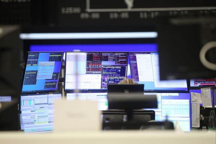 Frankfurter Börse: Dax pendelt nach Rekordjagd um 26.200 Punkte, während Aktien und Währungen schwanken.