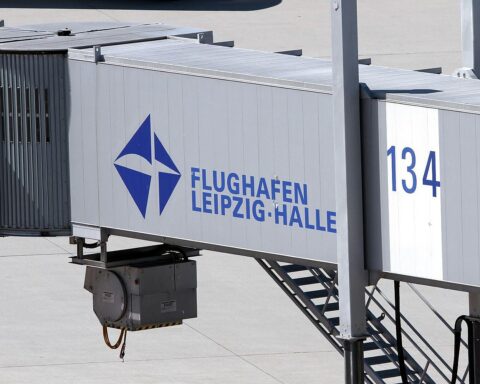 Flughafen Leipzig/Halle: gesperrte Startbahn Nord/Südbahn nach Drohnensichtung, Bundespolizei im Einsatz, Frachtflugverkehr gestört.