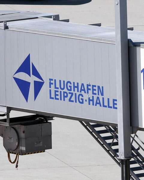 Flughafen Leipzig/Halle: gesperrte Startbahn Nord/Südbahn nach Drohnensichtung, Bundespolizei im Einsatz, Frachtflugverkehr gestört.