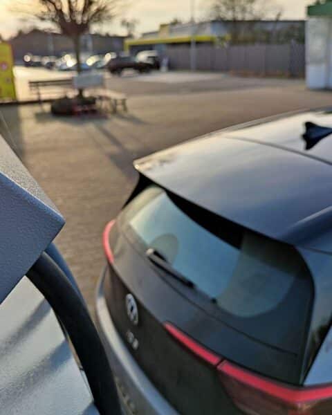 E-Auto-Ladestation im Bild: Bundesregierung fördert E-Autos, über 100.000 Förderanträge in Deutschland gestellt.