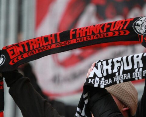 Fans von Eintracht Frankfurt (Archiv): Eintracht-Fans, Fußballstadion, Hinweis auf Neuzugang Raphael Onyedika.