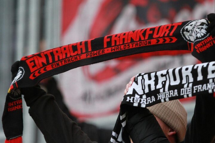 Fans von Eintracht Frankfurt (Archiv): Eintracht-Fans, Fußballstadion, Hinweis auf Neuzugang Raphael Onyedika.