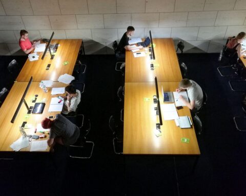 Studenten lernen in einer Bibliothek, BAföG-Empfängerzahlen 2025: Rückgang der geförderten Studierenden.
