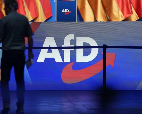 AfD-Logo im Archiv: Hans-Jürgen Papier warnt vor indirektem Parteiverbot über Wahlzulassungen in Niedersachsen.