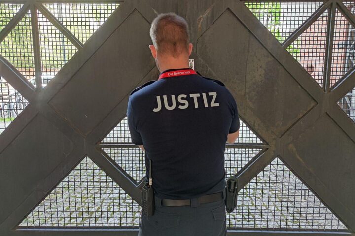 Ein Wachmeister schließt ein Gefängnistor zu; Hintergrund: NRW-Justizvollzug, Korruptionsprüfung durch Experten.