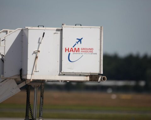 Flugzeugtreppe am Hamburger Flughafen: Festgenommene Reisende nach Einreise aus Kutaissi.