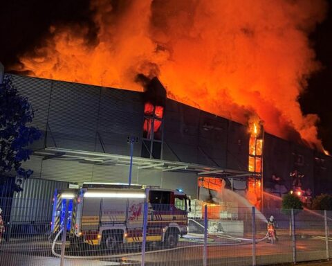 Feuerwehr im Einsatz bei Großbrand in Wäscherei Bad Säckingen, brennende Waschhalle, Archivfoto.