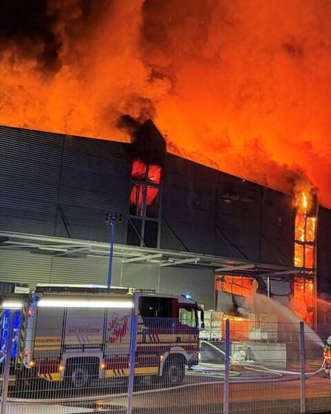 Feuerwehr im Einsatz bei Großbrand in Wäscherei Bad Säckingen, brennende Waschhalle, Archivfoto.