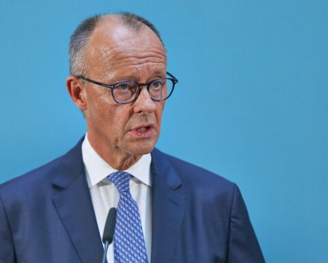 Friedrich Merz (CDU) vor einem deutschen Politik-Hintergrund, Umfrage zu Kanzlerwechsel und Unionstimmen.